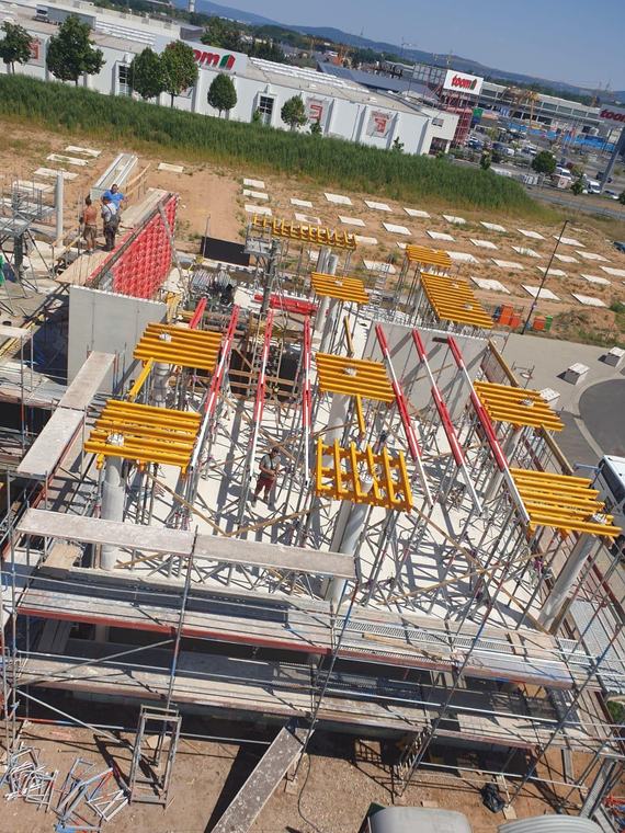 Deckenschalung mit Schalungsträgern auf einer Großbaustelle