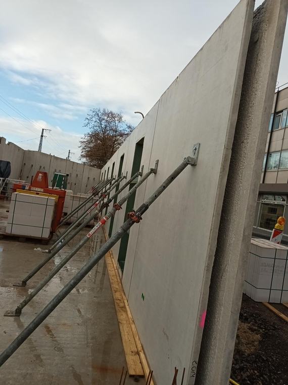 Montage von Betonfertigteilwänden mit Abstützungen