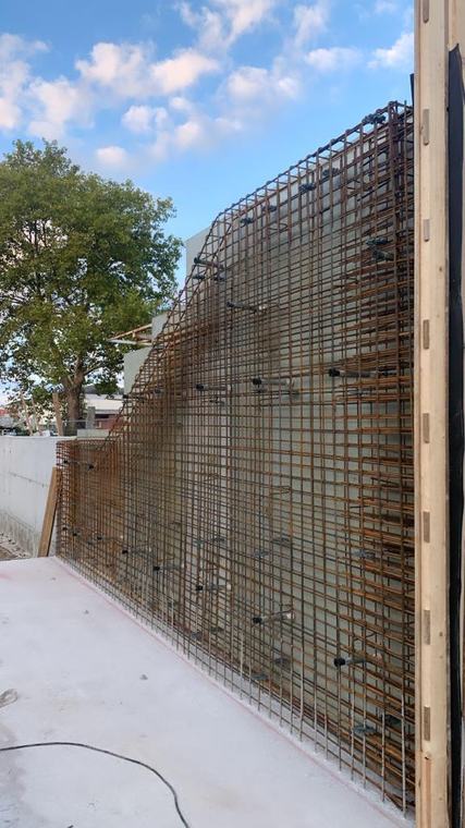 Bewehrung einer Kelleraußenwand vor dem Betonieren