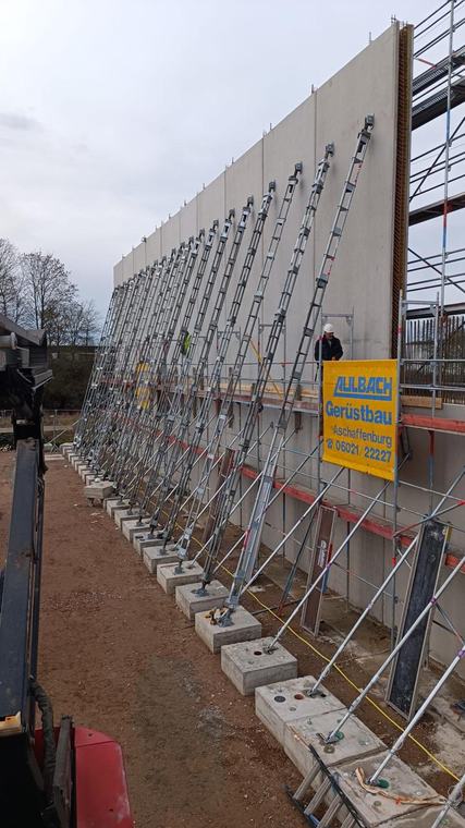 Abgestützte Betonfertigteilwände einer Halle im Aufbau